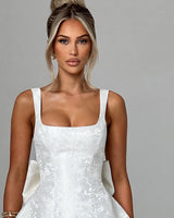 Square neckline and wide straps detail