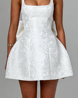 Cinched waist detail