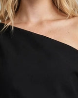 Asymmetric shoulder detail