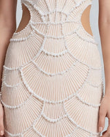 Waist cut-out detail