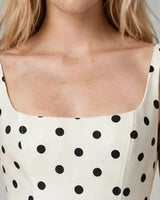 Square neckline detail